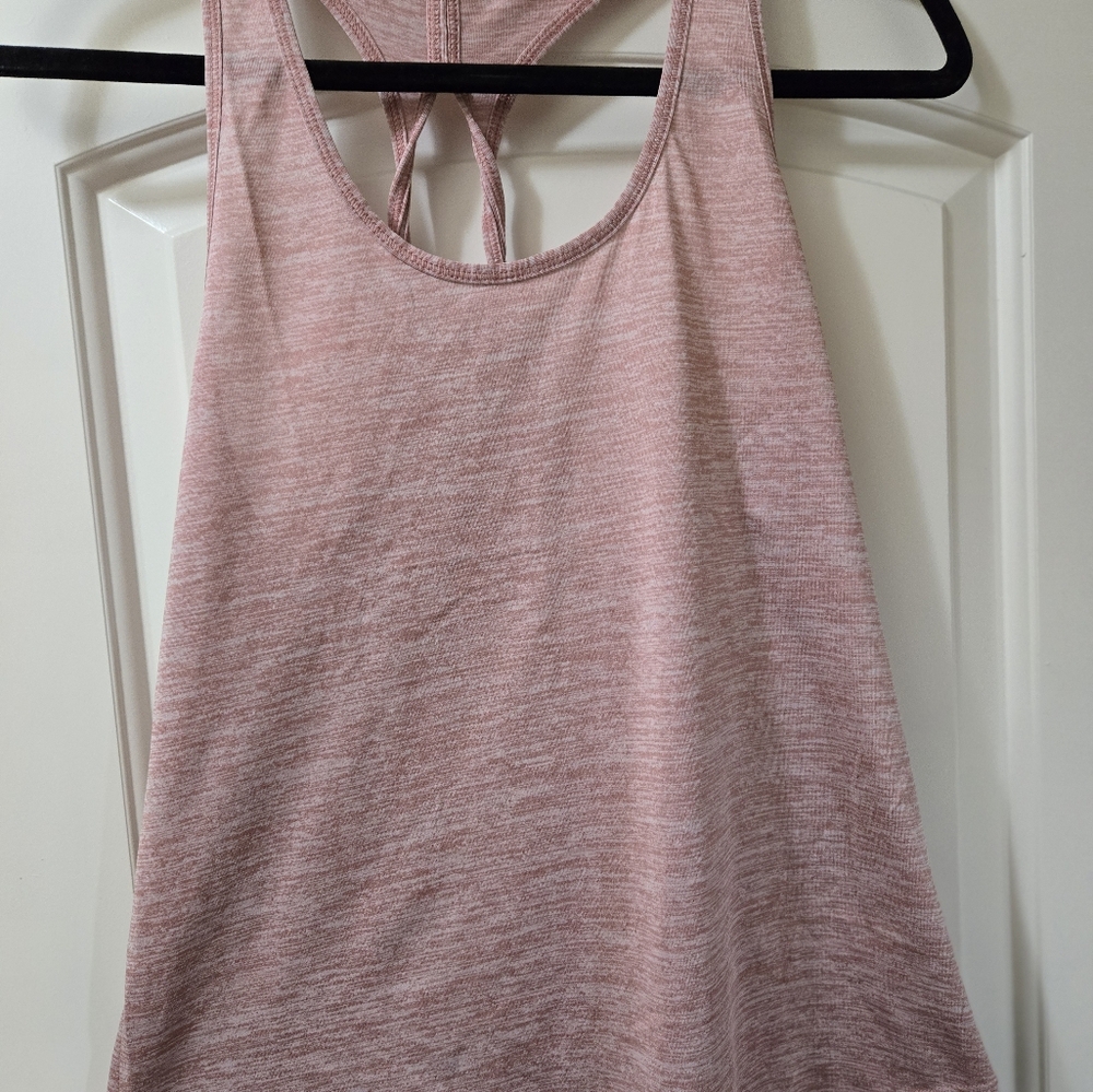 Cool rainbeau workout tank is a cool red color size medium